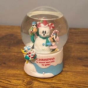 Disney Hallmark Musical Snow Globe Christmas Candy Goofy‎ Minnie Donald Mickey